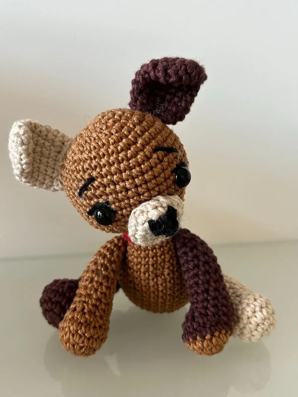 Cagnolino Birillo amigurumi all'uncinetto fatto a mano