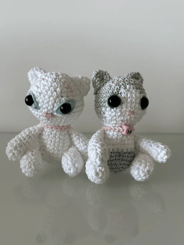 Coppia di gattini amigurumi all'uncinetto fatti a mano