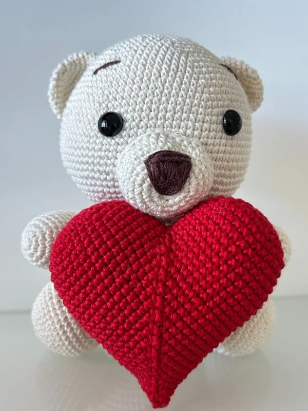Orsetto Teddy amigurumi all'uncinetto fatto a mano