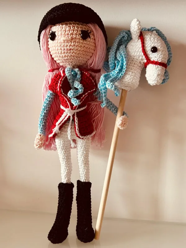 Bambola amigurumi Chiara fatta a mano all'uncinetto