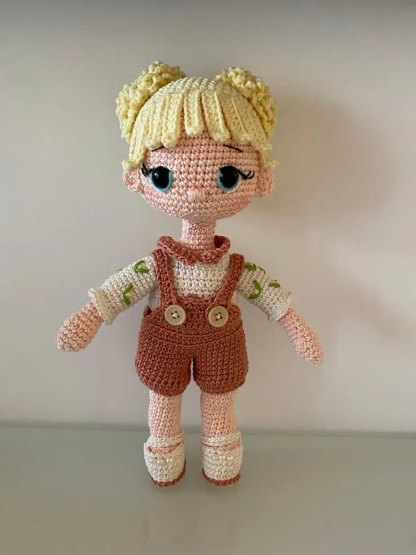 Bambola amigurumi Cloe fatta a mano all'uncinetto