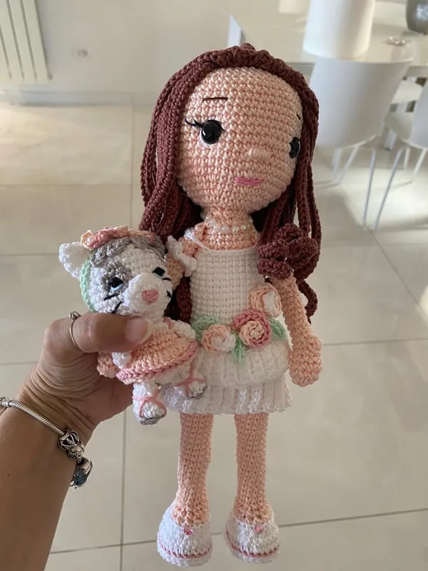 Bambola amigurumi Dany fatta a mano all'uncinetto