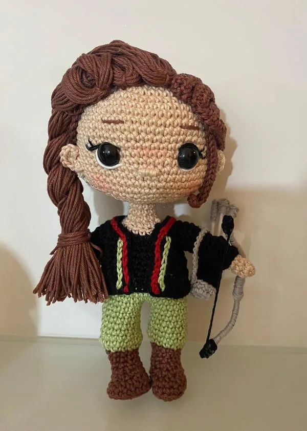 Bambola amigurumi Katniss fatta a mano all'uncinetto