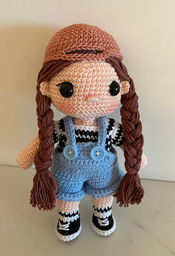 Bambola amigurumi Laura fatta a mano all'uncinetto