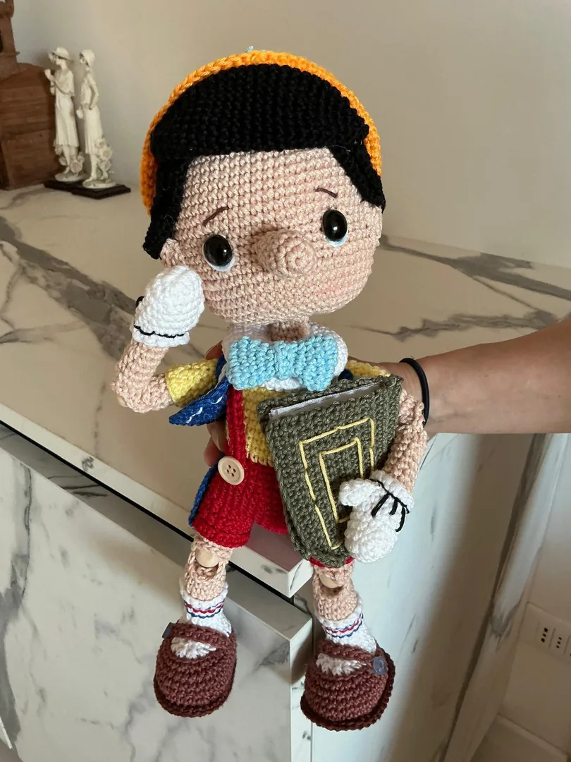 Pinocchio bambola amigurumi all'uncinetto fatta a mano