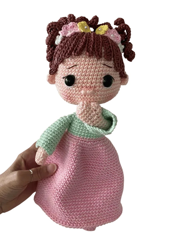 Bambola amigurumi Yuna fatta a mano all'uncinetto