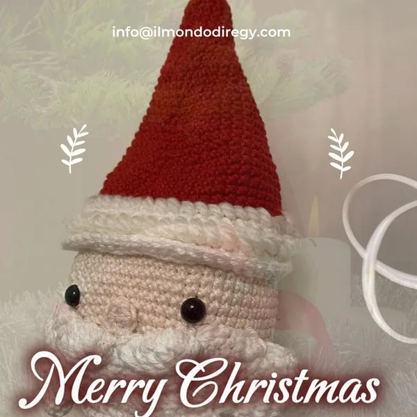 Babbo Natale amigurumi all'uncinetto fatto a mano