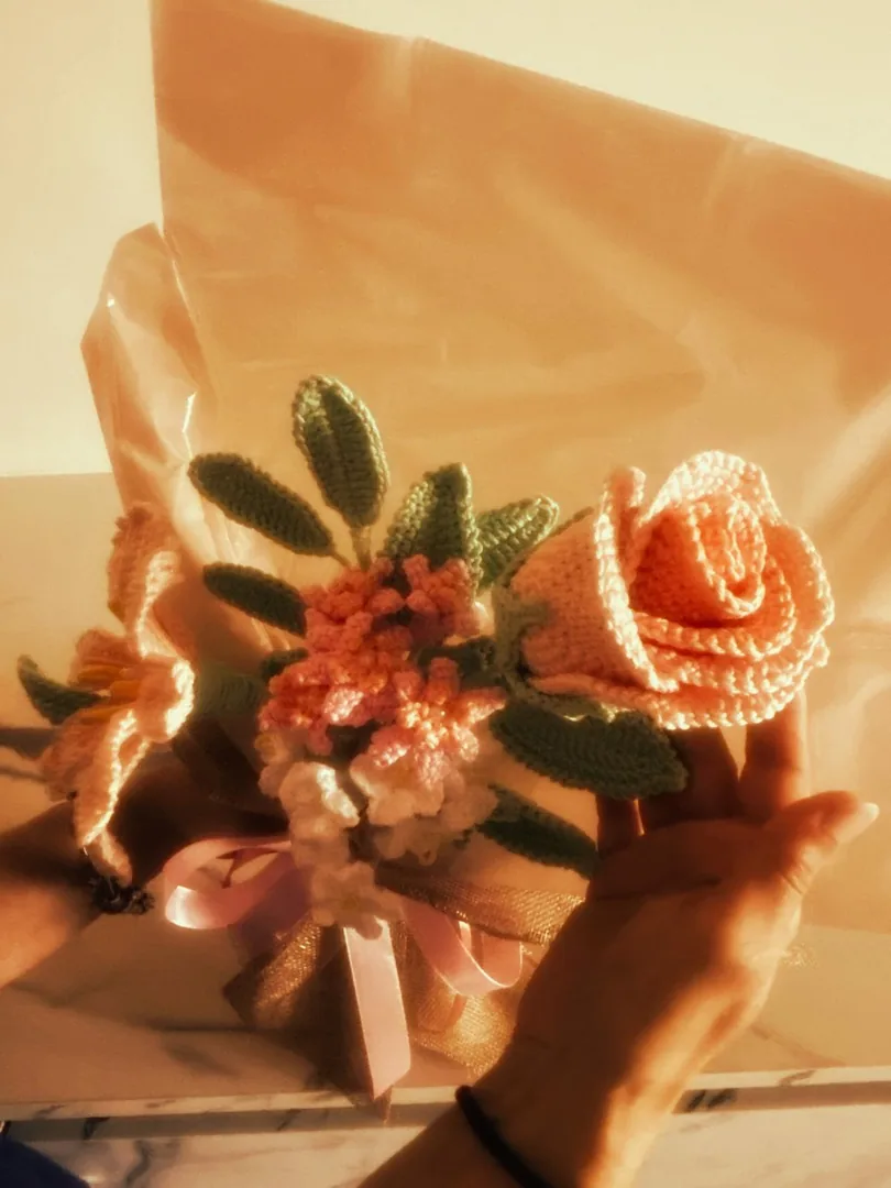 Bouquet di fiori all'uncinetto fatto a mano