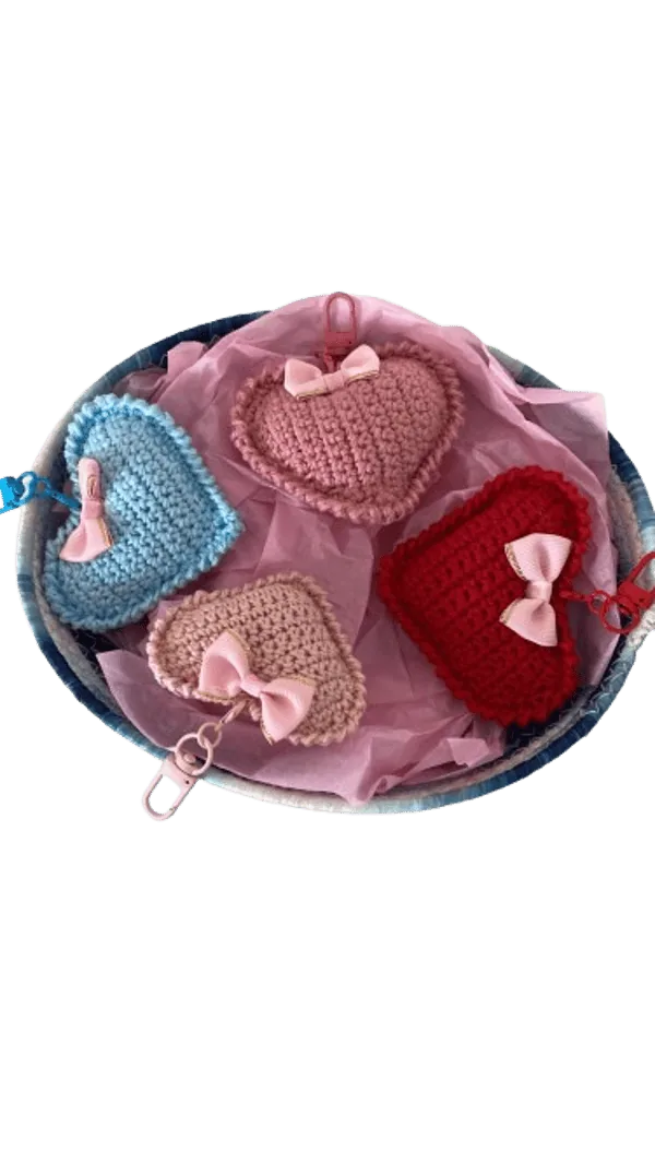 Cuori portachiavi all'uncinetto fatti a mano