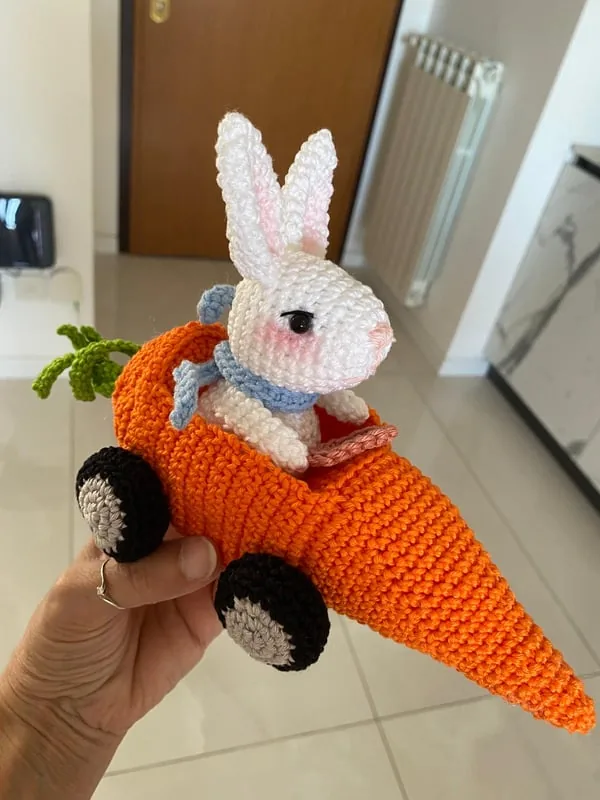 Carotino coniglietto su macchina-carota all'uncinetto fatto a mano