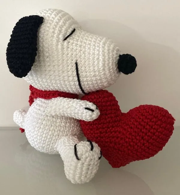 Snoopy innamorato amigurumi all'uncinetto fatto a mano